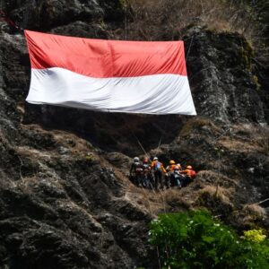8 spot panjat tebing di Indonesia dengan alam indah memukau