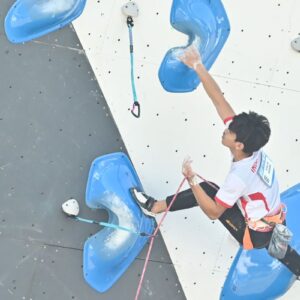 Daftar alat panjat tebing yang harus dimiliki pemanjat