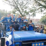 Pawai Akbar Persib Juara Meriah, KDM Kibarkan Bendera Maung Bandung