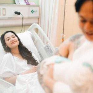 DJ Bravy Temani Erika Carlina Melahirkan, Peluk sang Bayi dengan Penuh Haru